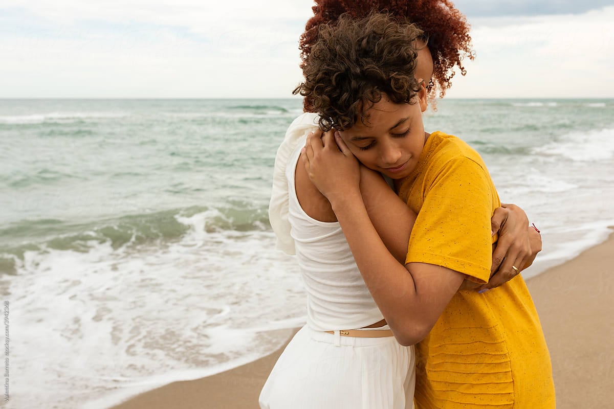 people-hugging-on-beach-types-of-grief