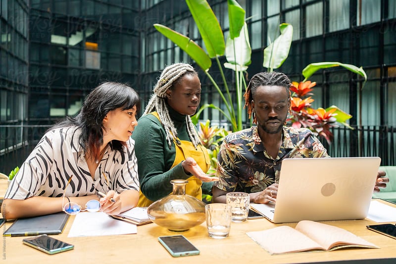 people-meeting-outside-what-is-change-management