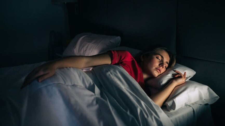 sleeping-woman-in-bed-circadian-rhythms-1