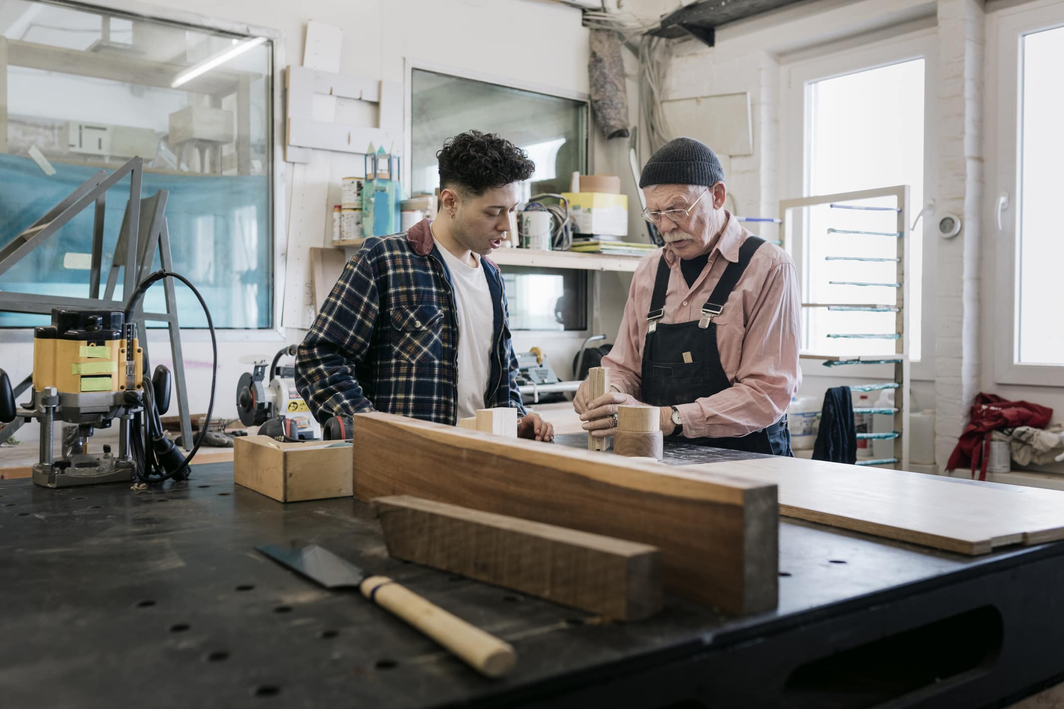 student-watching-while-technician-explains-apprentice-vs-intern