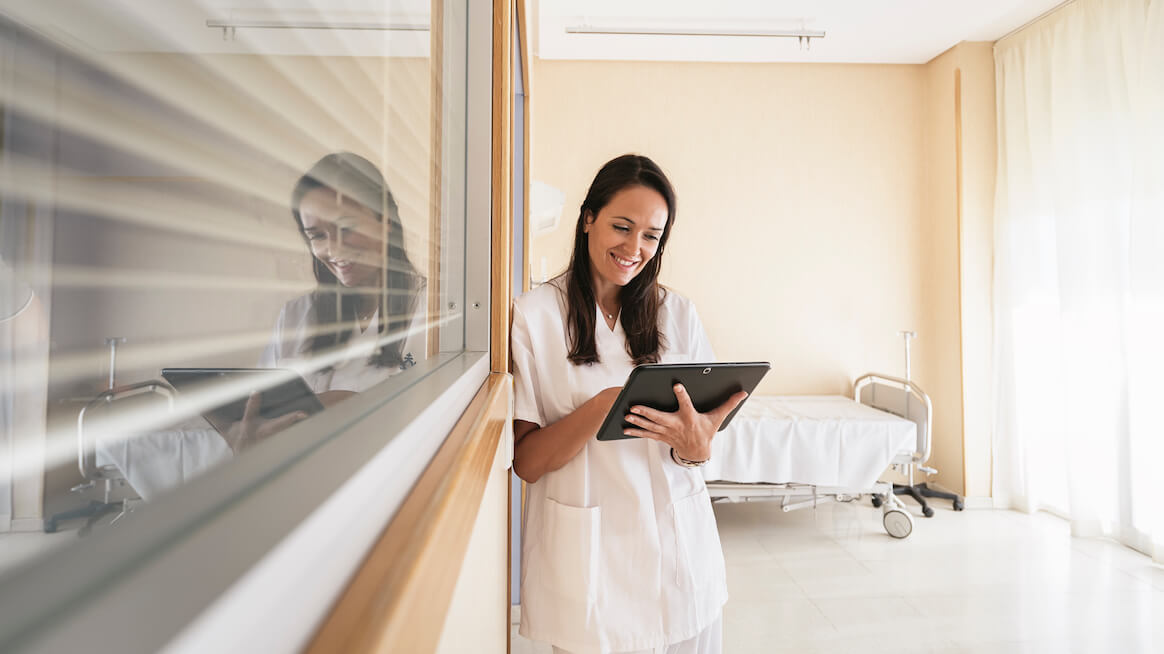 text-therapy-nurse-looks-at-tablet-in-hospital