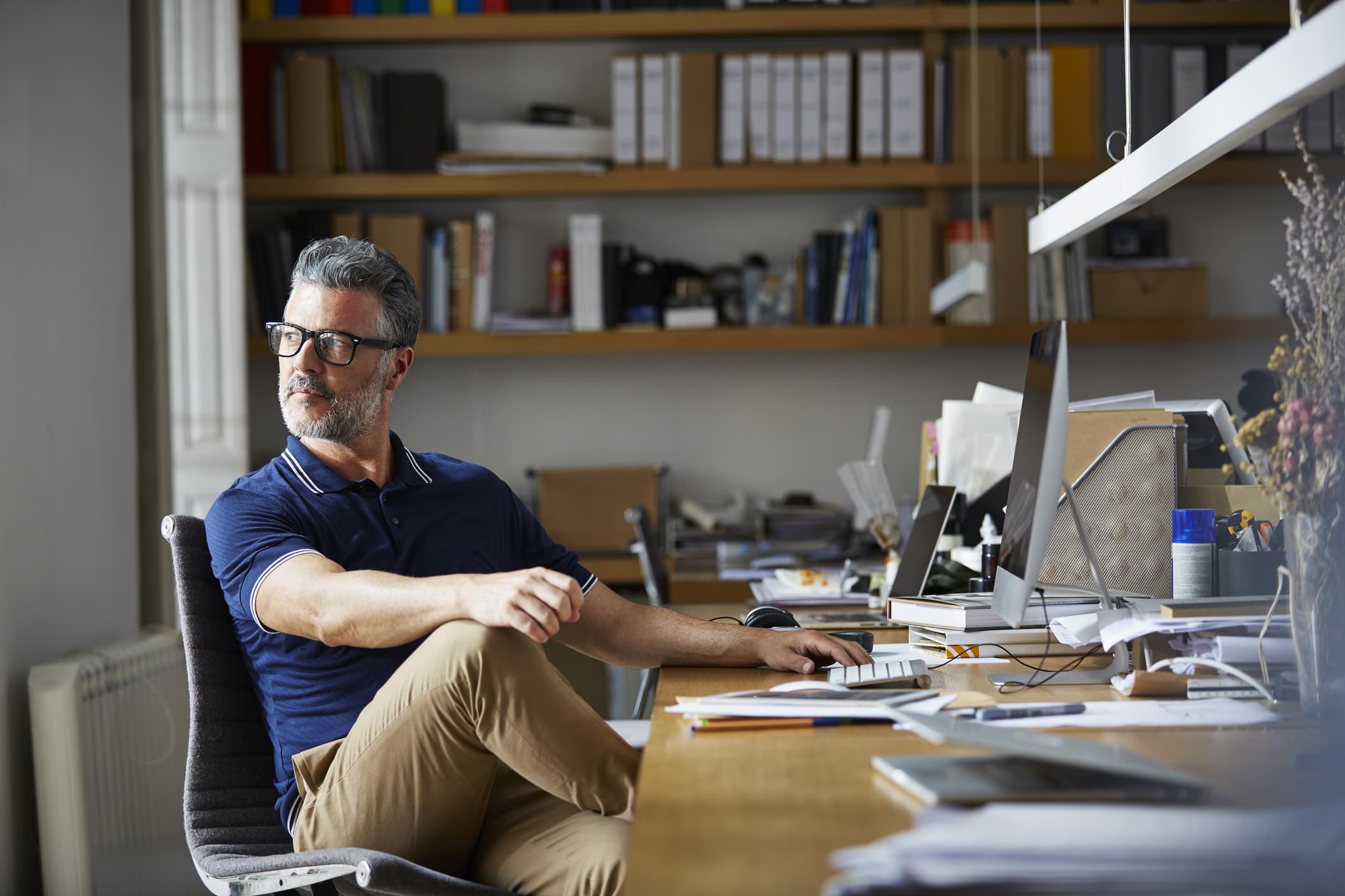 thoughtful-businessman-sitting-at-desk-motivation-vs-inspiration