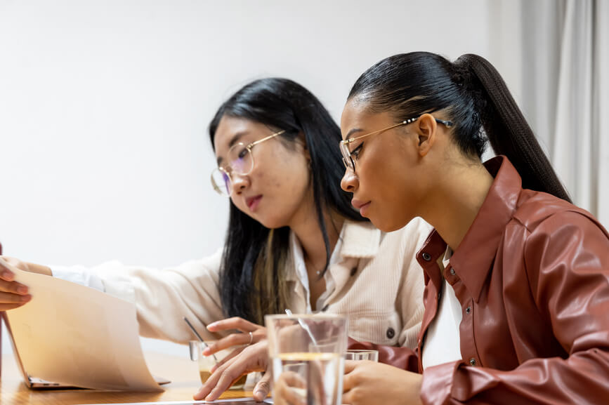 two-colleagues-studying-together-microlearning