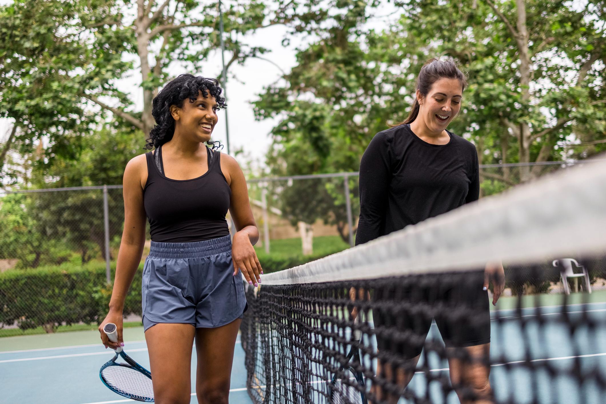 two-ladies-shaking-hands-after-tennis-match-weak-ties-vs-strong-ties