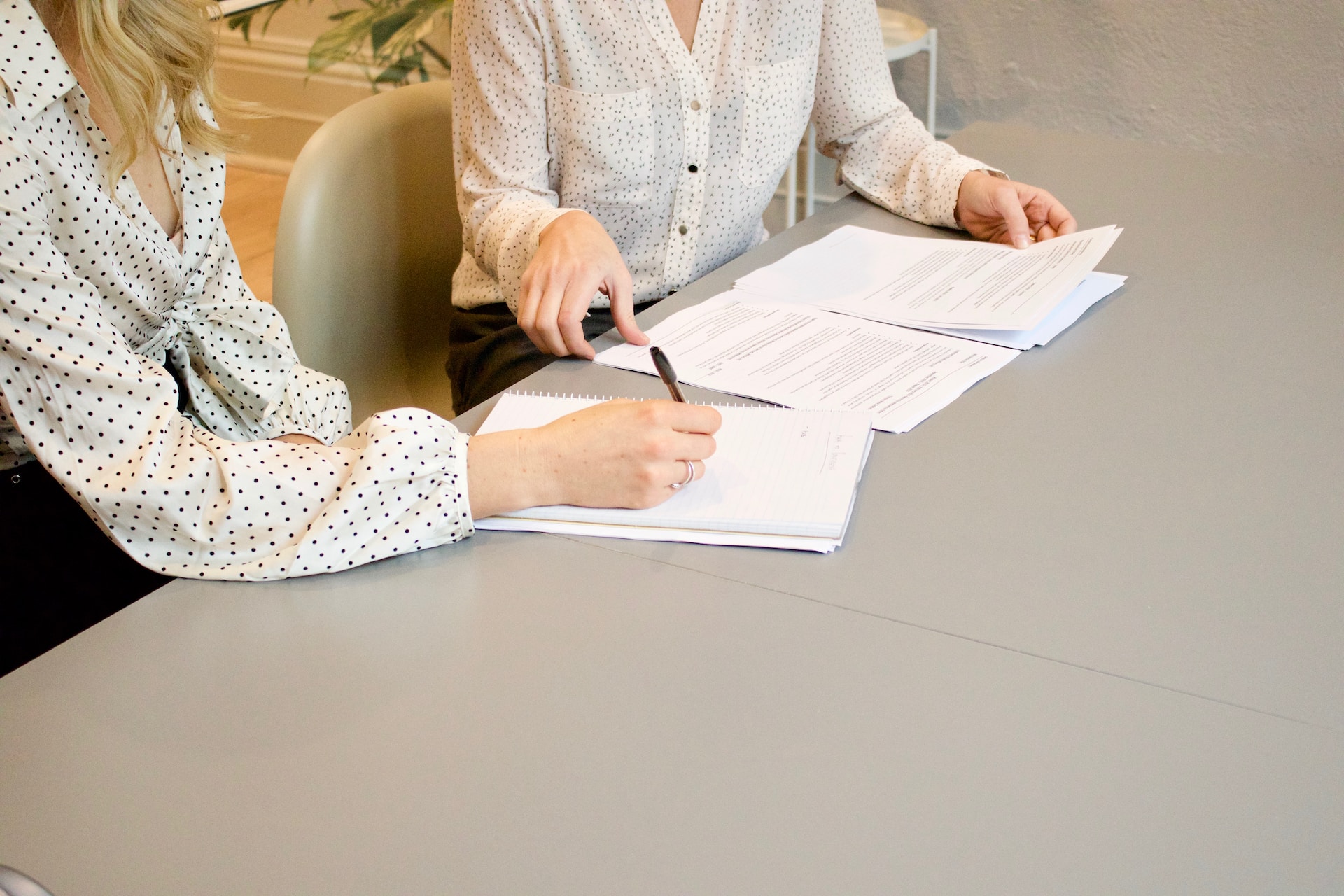 two-women-negotiating-something-negotiation-tactics