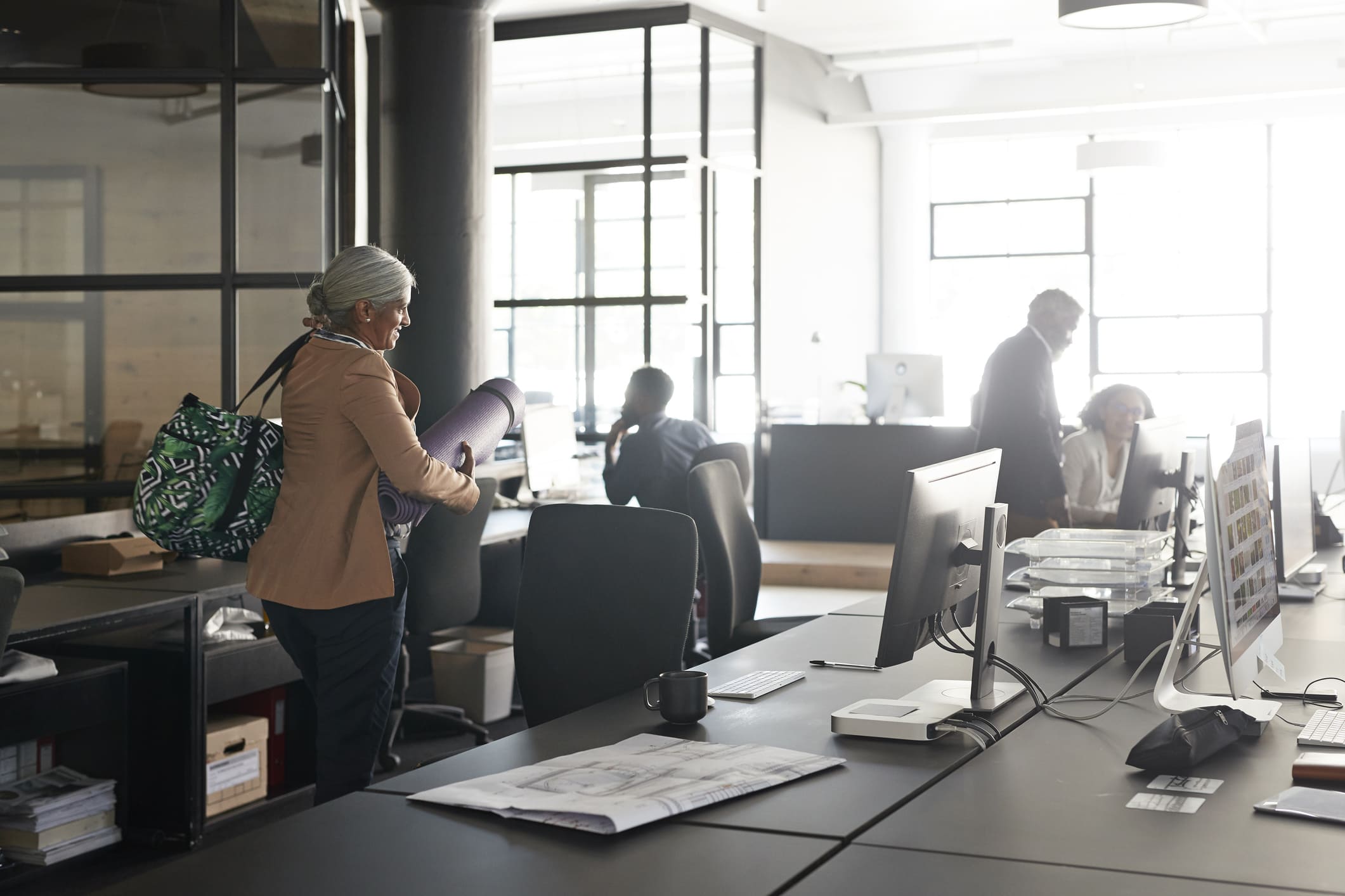 woman-collecting-her-stuff-can-i-just-quit-my-job