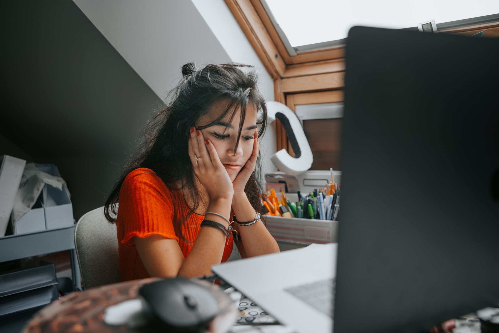 woman-feeling-stressed-at-the-office-what-to-do-when-you-cant-stop-working