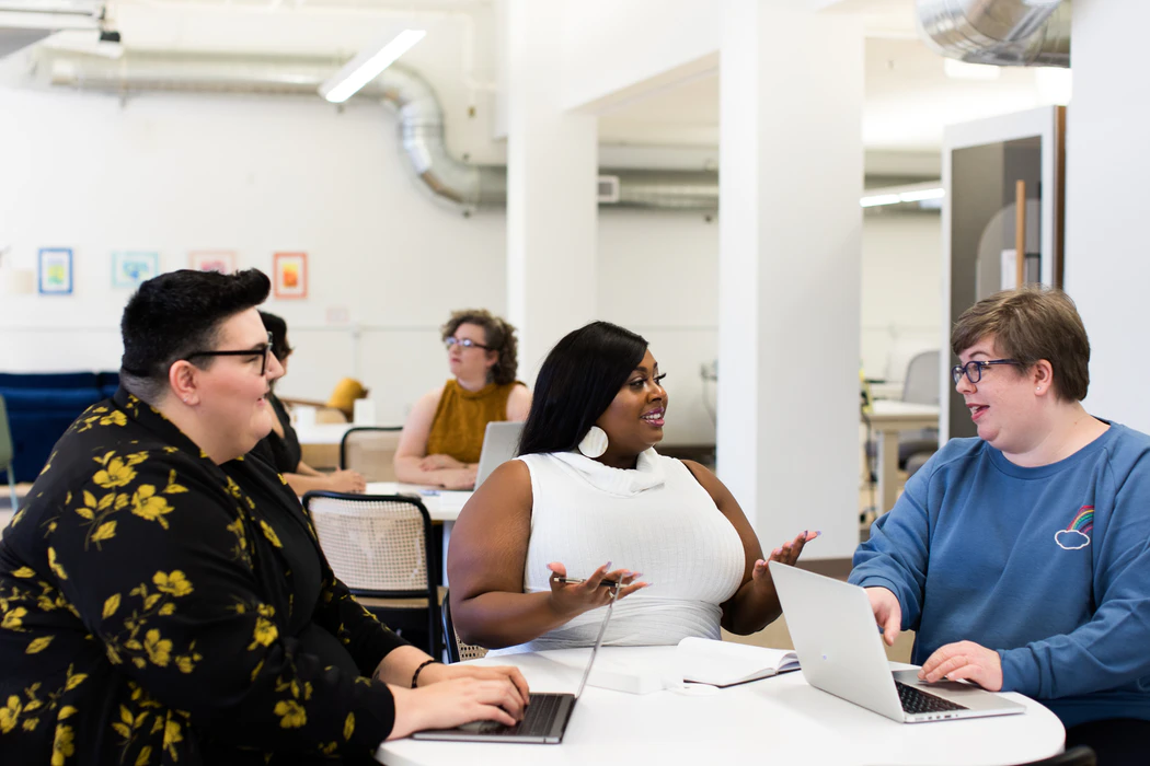 woman-giving-feedback-to-a-colleague-how-to-make-better-decisions