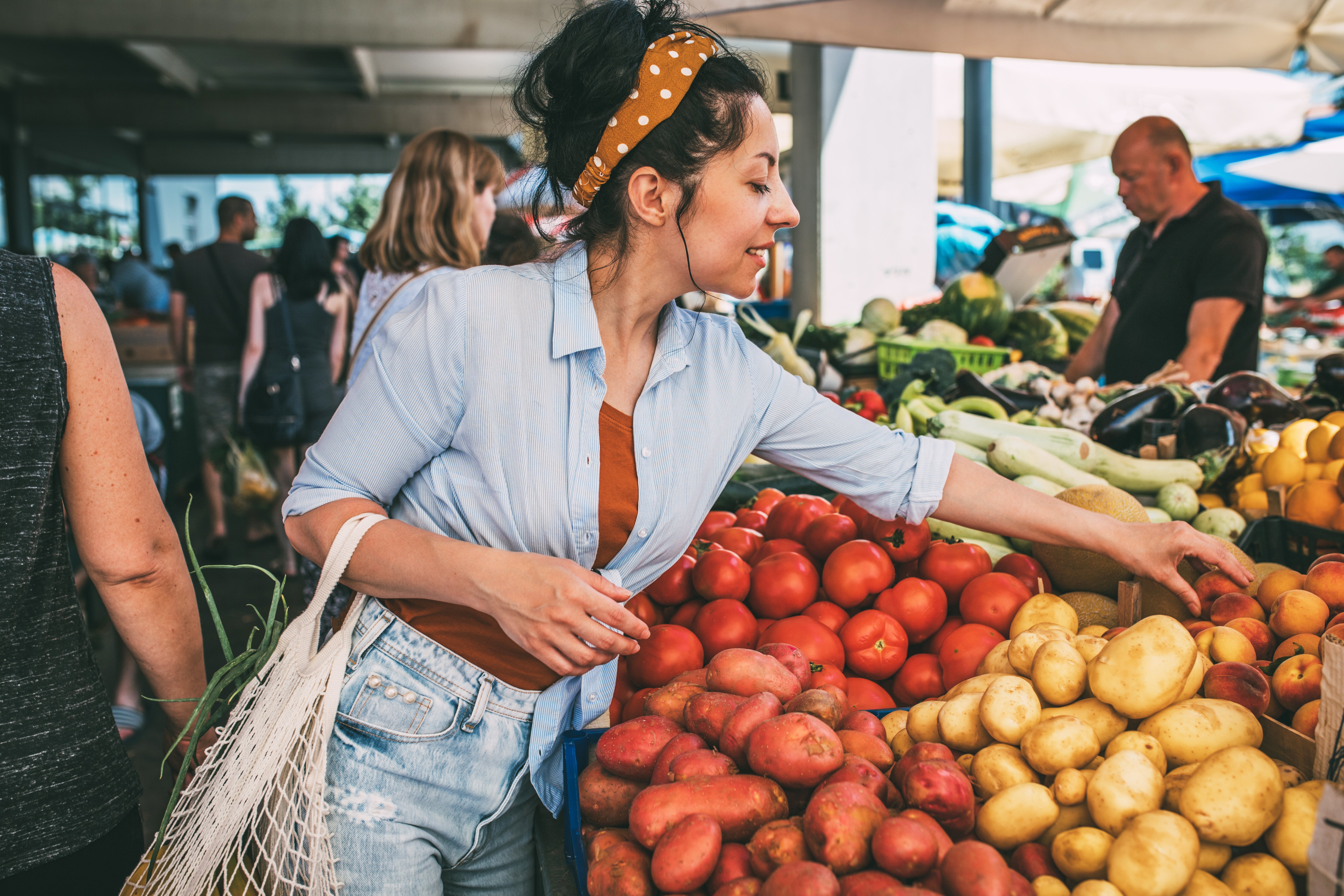 woman-grocery-shopping-nutrition-and-mental-health