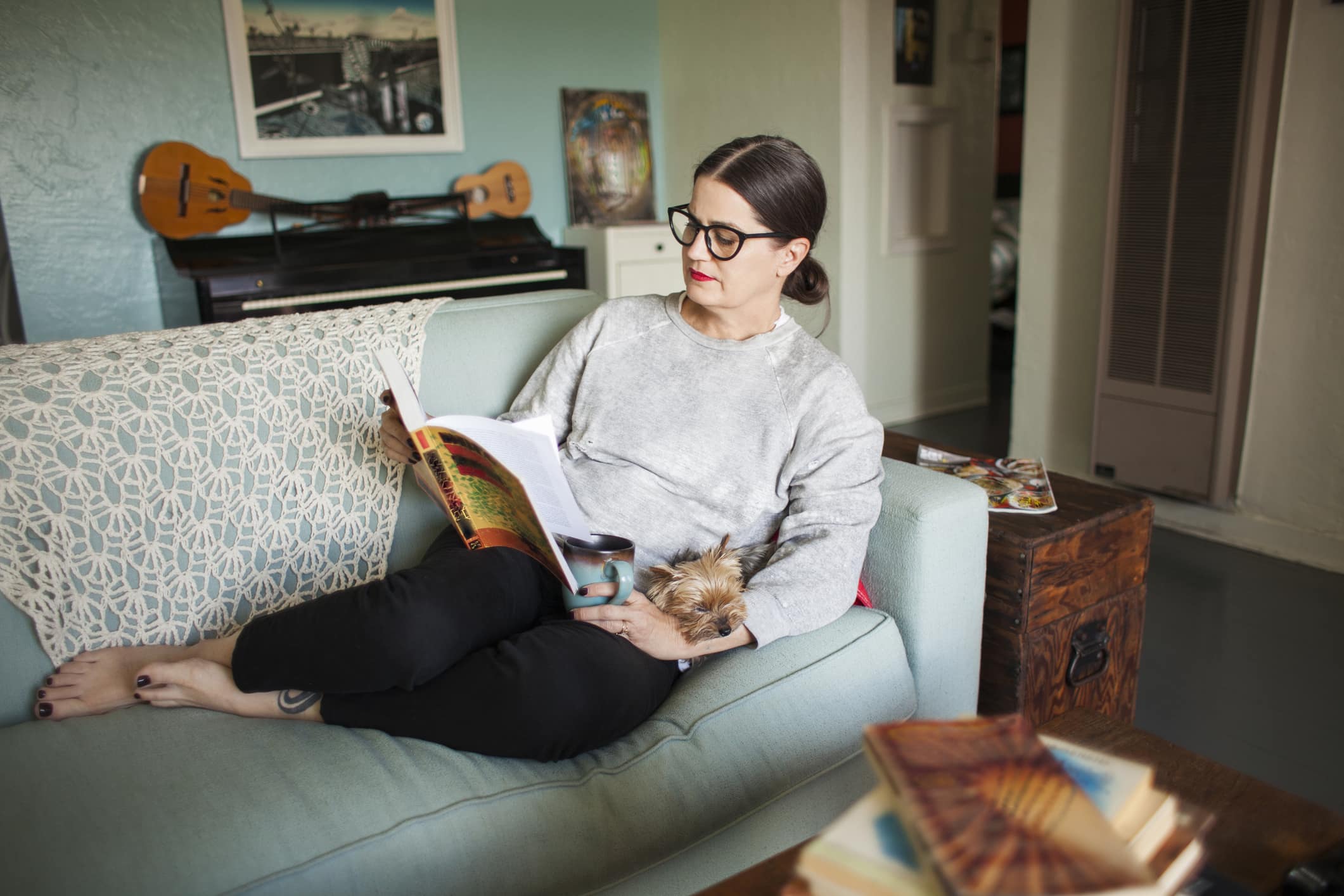 woman-reading-on-couch-how-to-stay-motivated