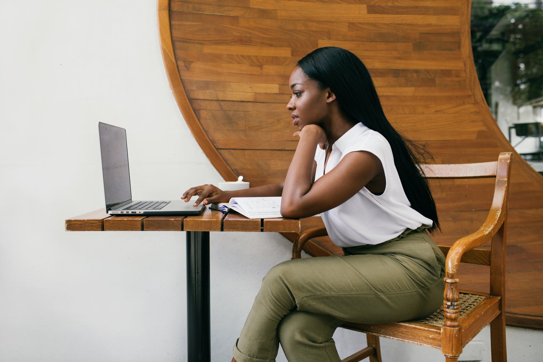 woman-siting-at-desk-imposter-syndrome