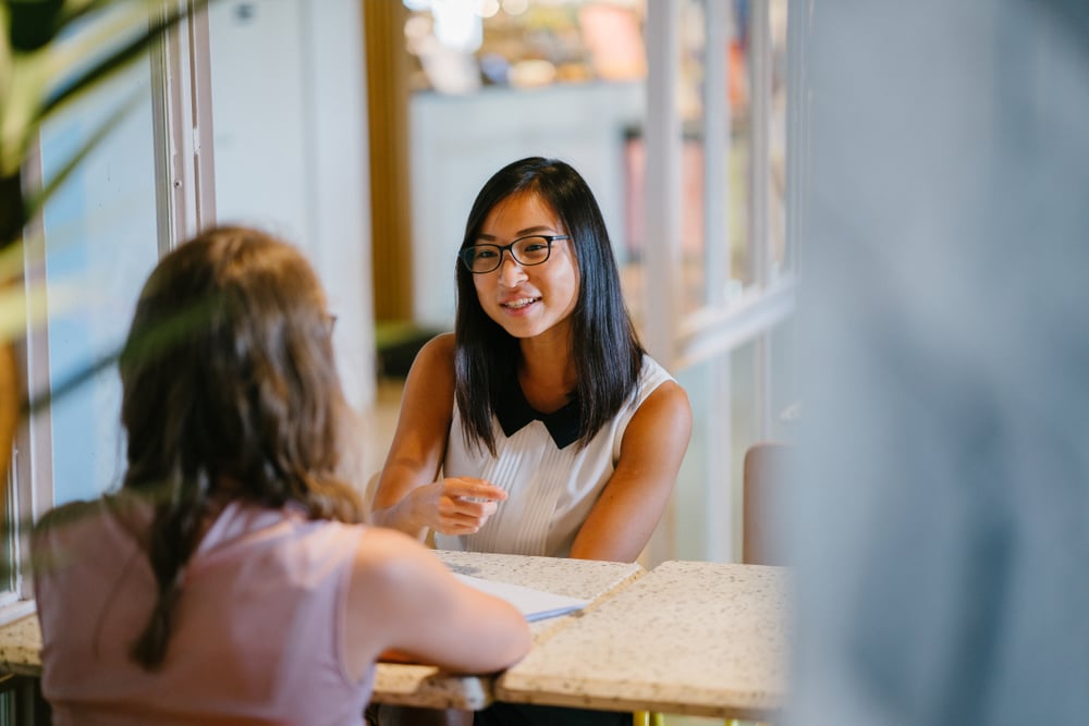 woman-speaking-to-manager-how-to-answer-what-are-your-weaknesses