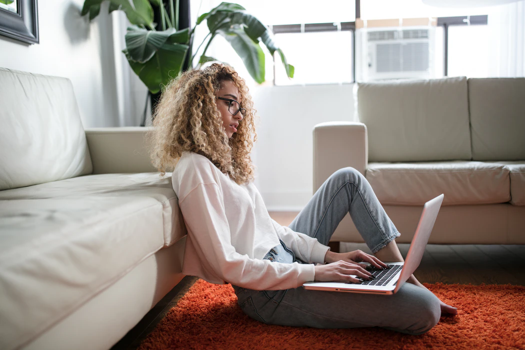 woman-taking-notes-on-a-laptop-computer-how-to-make-better-decisions