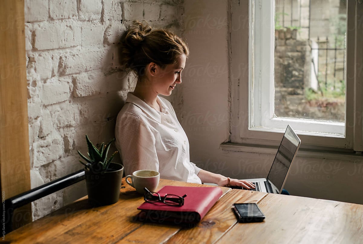 woman-typing-in-cafe-middle-management