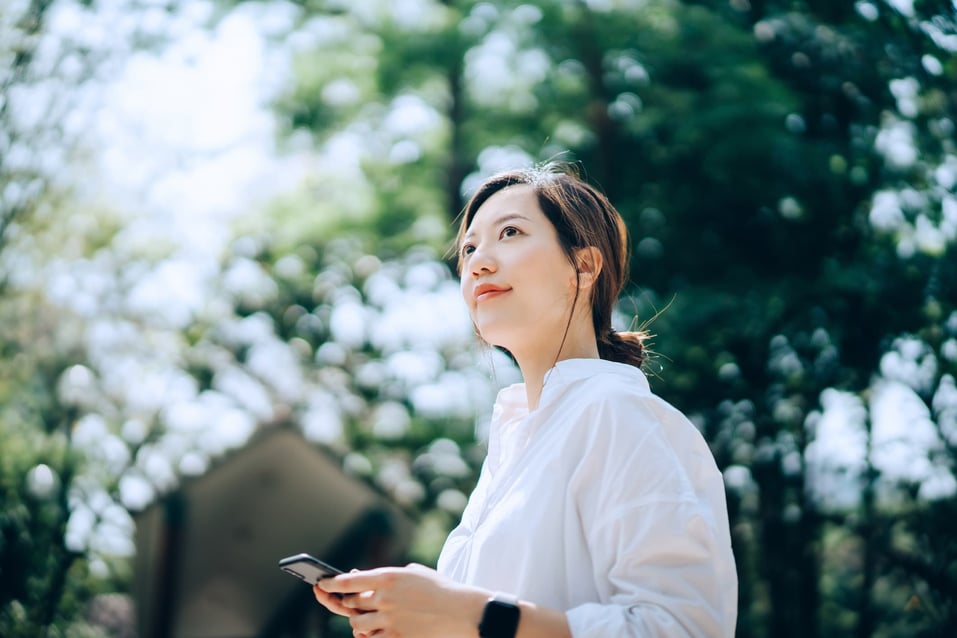 woman-using-smartphone-outdoors-how-to-stay-motivated