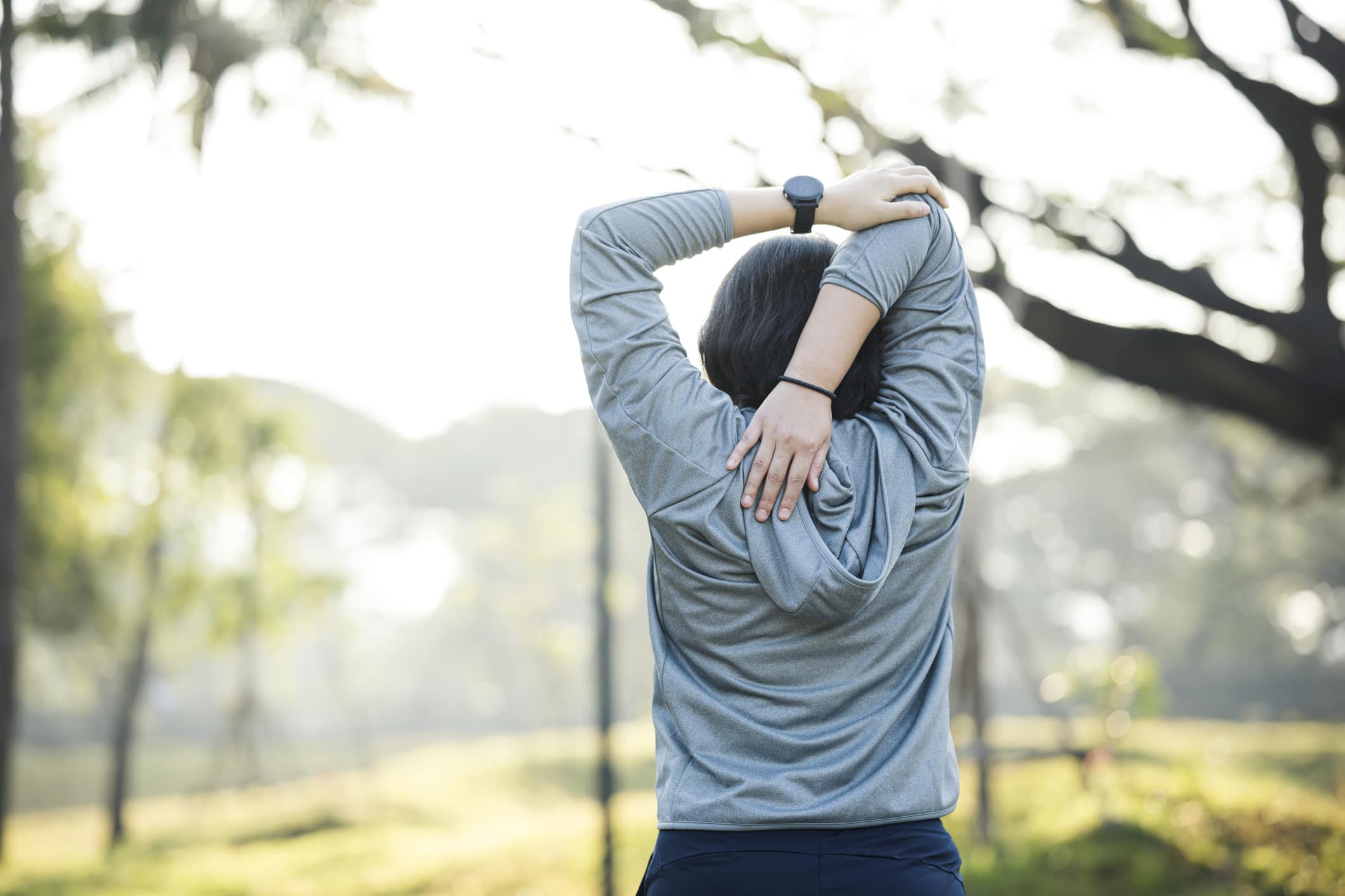 women-jogger-doing-behind-head-triceps-progressive-muscle-relaxation-techniques