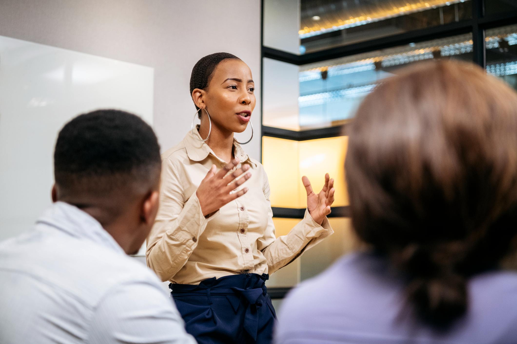 young-businesswoman-explaining-and-gesturing-at-meeting-weak-ties-vs-strong-ties