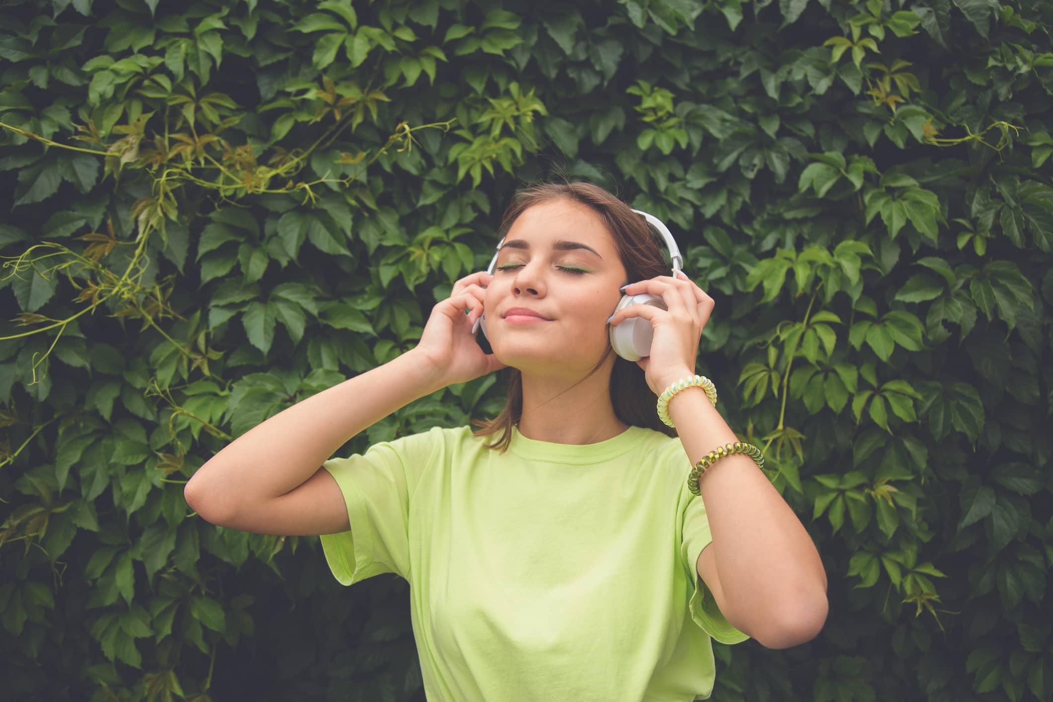 young-caucasian-brunette-girl-with-headphones-how-to-practice-relaxation-techniques