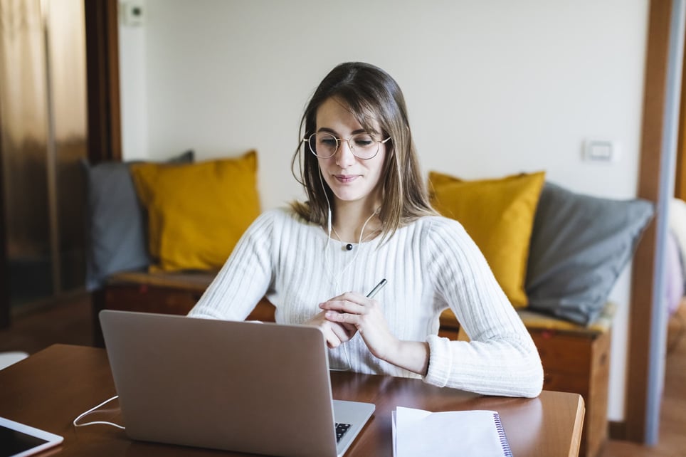 young-woman-looking-for-a-job-how-to-decline-a-job-interview