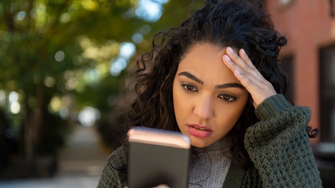 stressed-woman-looking-at-smartphone-chronic-stress-1