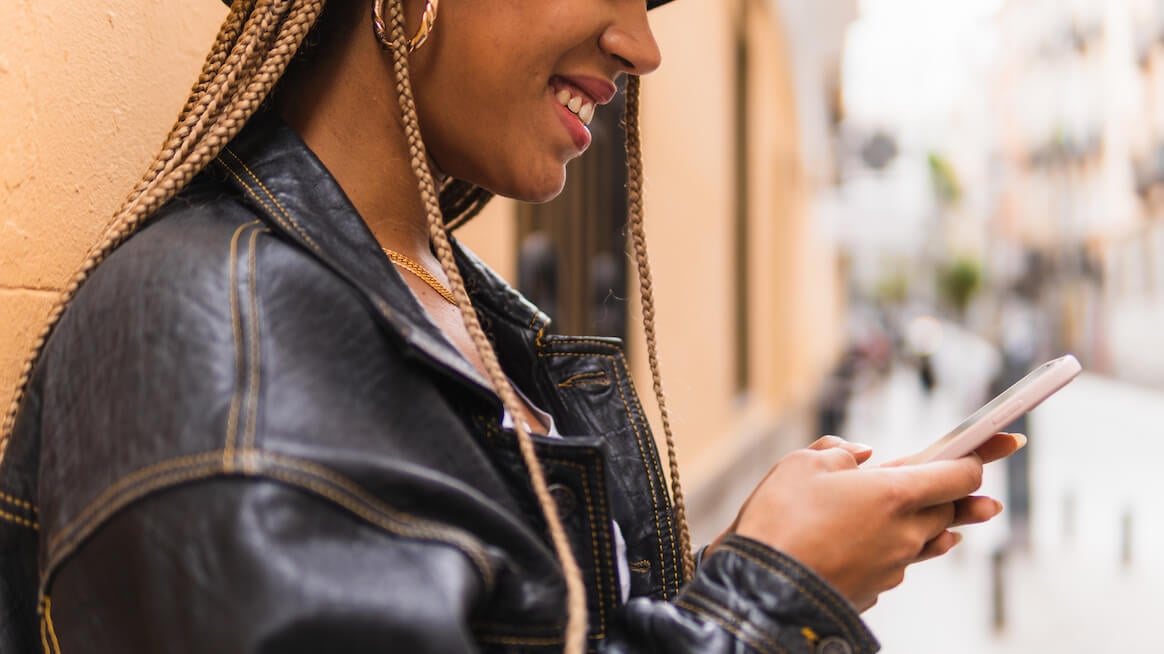 text-therapy-person-looks-at-phone-close-up