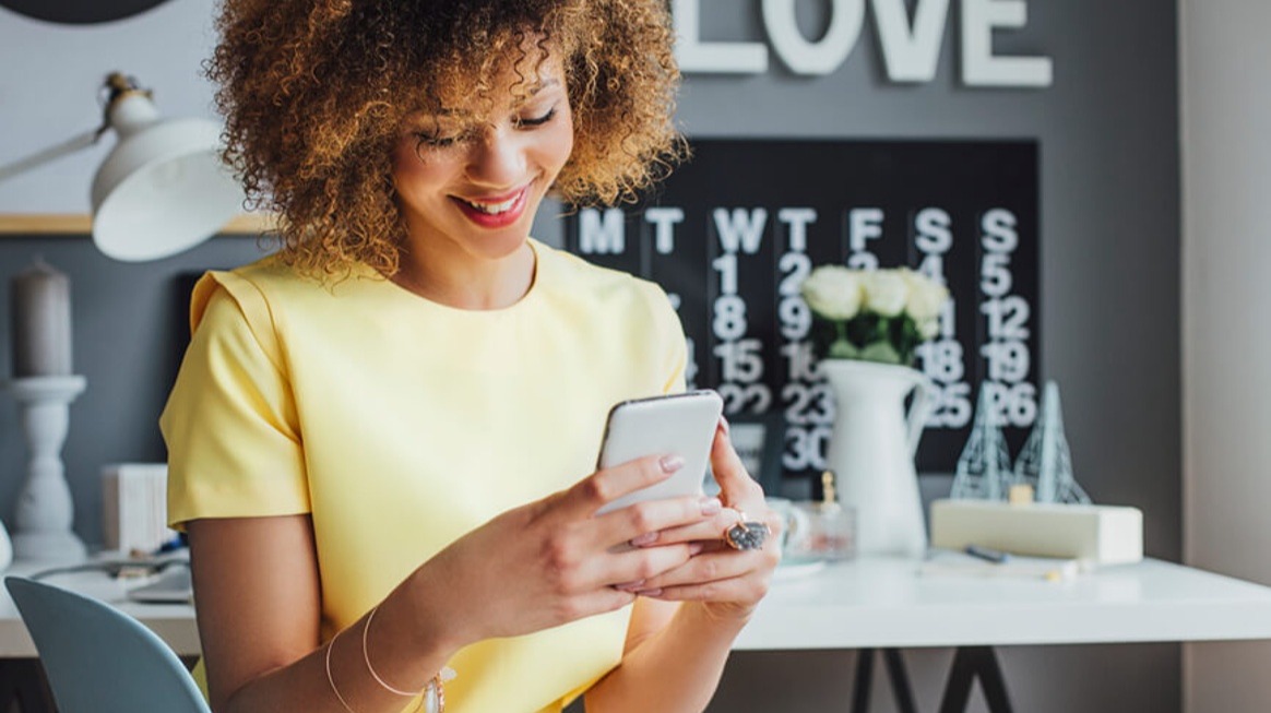 woman-learning-on-her-phone-microlearning