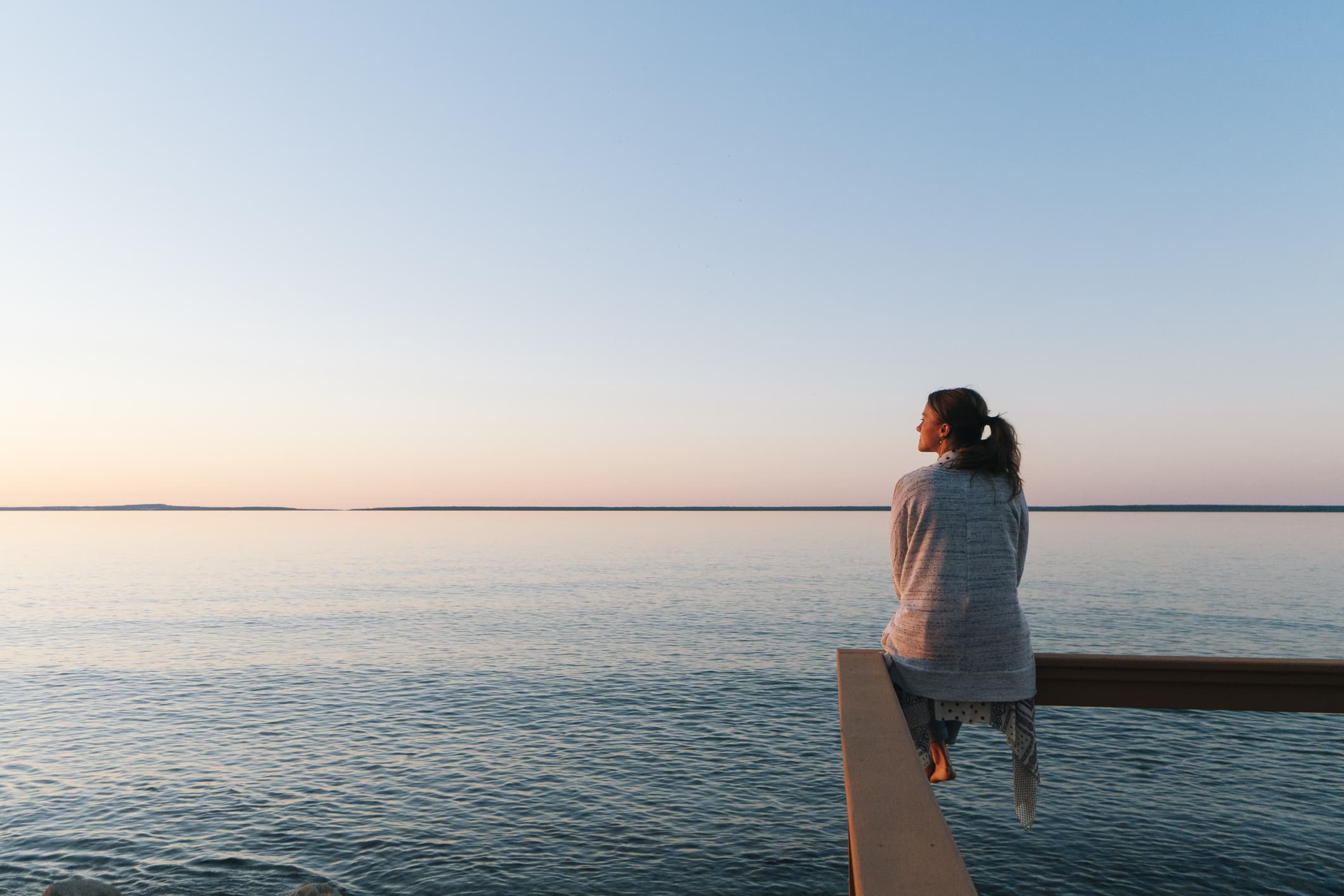 woman-watching-the-sea-what-is-self-discovery